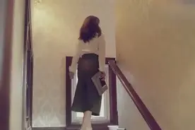 姑娘刚刚回到家，不料竟看到老爸惊人的一幕，把人都吓坏了！视频封面