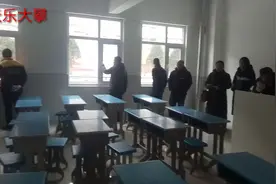 学校发生什么事人这么多？每人出一身臭汗也开心