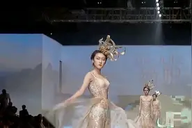 蕾丝印花的网纱连体衣，飘逸飞扬的设计，时尚大方视频封面