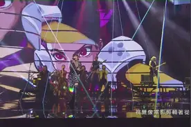 孙燕姿在金曲奖上展现女性力量，多首金曲串烧展现好唱功！
