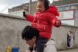 孩子们在玩他们的游戏，小闺女骑大马，因为他爸属马的😂😂?视频封面