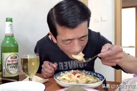 北京老爷子，炒面片，一杯啤酒，一大盘子一口气吃完！带劲视频封面
