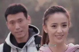佟丽娅穿白裤子来姨妈太明显，小伙子机智化解，做法太赞了！视频封面