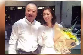 国家一级演员范伟全家近照曝光 妻子长得貌美如花 儿子比他还帅视频封面
