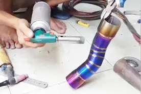 蓝色的摩托车排气管原来不是漆，是直接烧出来的，长见识了视频封面