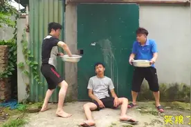 整蛊恶搞小伙靠墙睡觉，坏小哥用铁盆敲醒视频封面