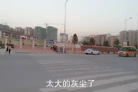 学校门口人多车往，灰尘太大，该向哪个部门反映？学生：天天吃灰