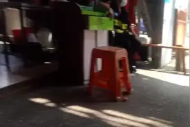 老板娘乱放的袜子丢垃圾桶了
！视频封面