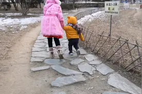 一岁儿子太嗨皮了，特兴奋的和姐姐走在这条小路上，画面太美好了视频封面