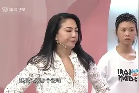 美眉的头发烫染后很毛躁，吴依霖给她正确吹头发后，变得很好看视频封面