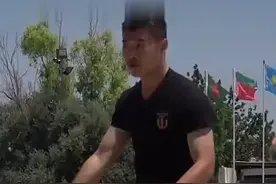 兵哥哥表演单手碎酒瓶，老外都惊呆了视频封面