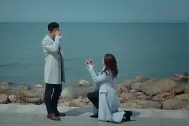 老闺蜜：蓓蕾单膝跪地向男友求婚，过程全球直播，太浪漫了视频封面