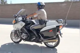 美国警察执法使用的摩托车BMW R1200视频封面