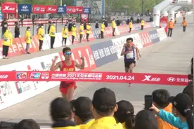 北京半程马拉松赛会纪录双双被破！彭建华绝杀，金铭铭女子组夺冠视频封面