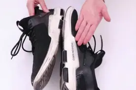 白鞋边脏了别用水擦，一个简单方法，白鞋边擦完白净如新，快学学视频封面