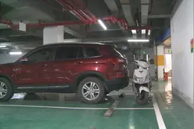 自己买的一个车位停放两辆车 收双份车位服务费合理吗？视频封面