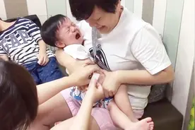 小宝宝打针，被妈妈按在怀里不得动弹，疼的哇哇大哭视频封面