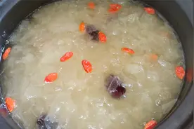 秋冬要多喝银耳羹，教你如何炖银耳，黏稠顺滑又出胶，省时好喝视频封面
