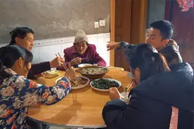 今天去田地里扯豌豆尖，回家做一盘肝腰合炒，脆嫩爽口真下饭视频封面