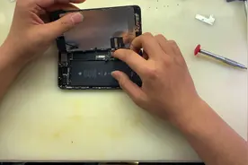 iPhone7 Plus 自己换电池，最详细步骤，小白在家也能换电池啦视频封面