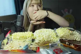 很有趣的小姐姐，干吃方便面视频封面