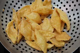 酥黄菜又叫拔丝鸡蛋，酥香爽口，色泽金黄香甜酥脆，做法很简单视频封面