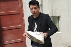 你们要的脏鞋秒变白小妙招来了，这次看看老表的运动鞋能不能变白视频封面