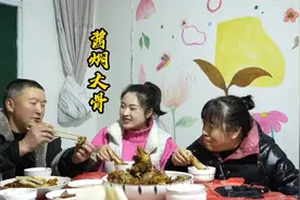 小向今天给爸爸做酱焖大骨，小火慢炖2小时，软烂入味吃过瘾！视频封面