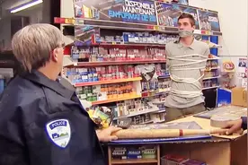 商店绑架，刚好碰上警察，老外恶搞视频封面