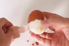 超实用！最快速的剥蛋壳方法，很多人第一步就做错了，快学起来！视频封面