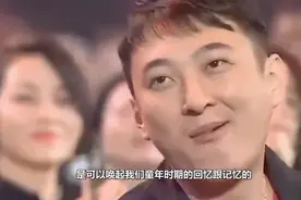 周星驰压轴登场，一上台掌声不断，王思聪秒变迷弟跑到前排！视频封面