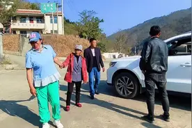 和50岁大姐结伴旅行，当地阿姨要大姐嫁给她儿子，小伙着急了视频封面