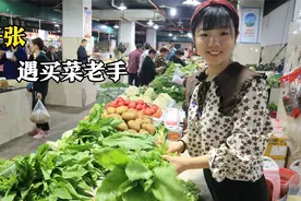 城里人都爱吃农村菜，在老家背一背莴笋摆摊卖，两元一斤卖得热闹视频封面