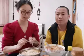 尿毒症小伙半夜又难受了，起来自救，还好是虚惊一场！视频封面