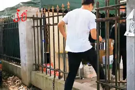 奇葩超市老板：为图方多卖钱竟便破坏学校栅栏视频封面