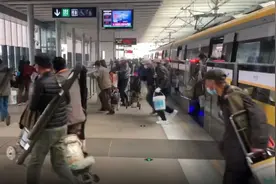 钓鱼专列？南京一地铁站停冲出两车厢钓鱼大爷视频封面