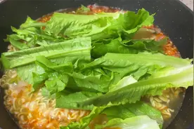 用电煮锅煮泡面，还好不是老坛酸菜味，差点就买了视频封面
