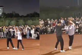 封校期间舞蹈生在操场上表演拉丁舞，围观学生一片欢呼：青春！视频封面