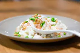 大厨教你做虾仁炒鲜奶，白里透红，甜香软滑，老人和孩子都爱吃！视频封面