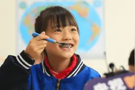 破防！女童舍不得吃虾带给生病的妈妈：留给俺妈的视频封面