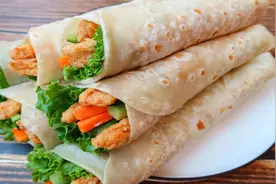 想吃鸡肉卷就自己在家做，成本不到2元一个，饼软肉香真解馋视频封面