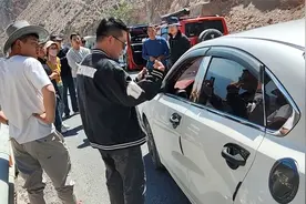 “你们是交警吗？”男子堵车插队、嚣张逆行 遇交警小哥瞬间哑火视频封面
