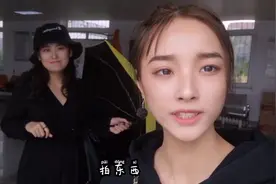 大一新生刚开学，小美女却拖着行李箱冒雨外出，这是怎么回事？视频封面