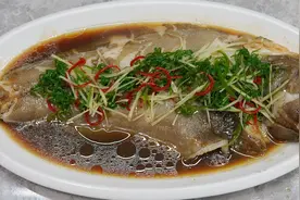 这才是清蒸鱼的正确做法，千万不要放盐和料酒，鱼肉鲜嫩没腥味视频封面