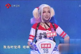 台上最美女神留灯，被大老板牵走，台下母亲笑开花视频封面