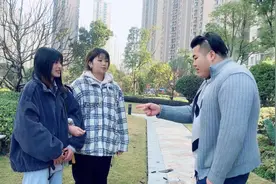 小伙鞋被女孩踩一脚，小伙让女孩出两千，小伙拿到两千后工作丢了视频封面