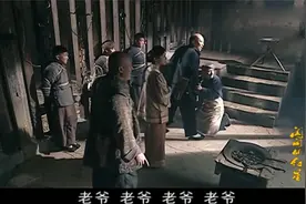 闪闪的红星：3个孩子犯错，恶霸直接吊在房梁打，这也太狠了！视频封面