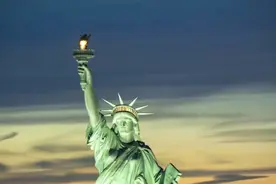 纽约的自由女神像空中夜间录像视频封面