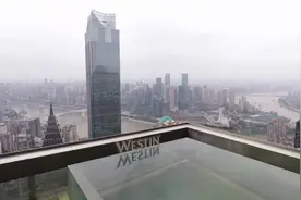 重庆五星级酒店，54楼的无边泳池，房费一晚一千多，游泳免费视频封面