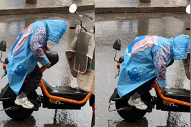 瞬间破防！男孩用身体为妈妈电动车遮雨，妈妈：孩子真的长大了视频封面